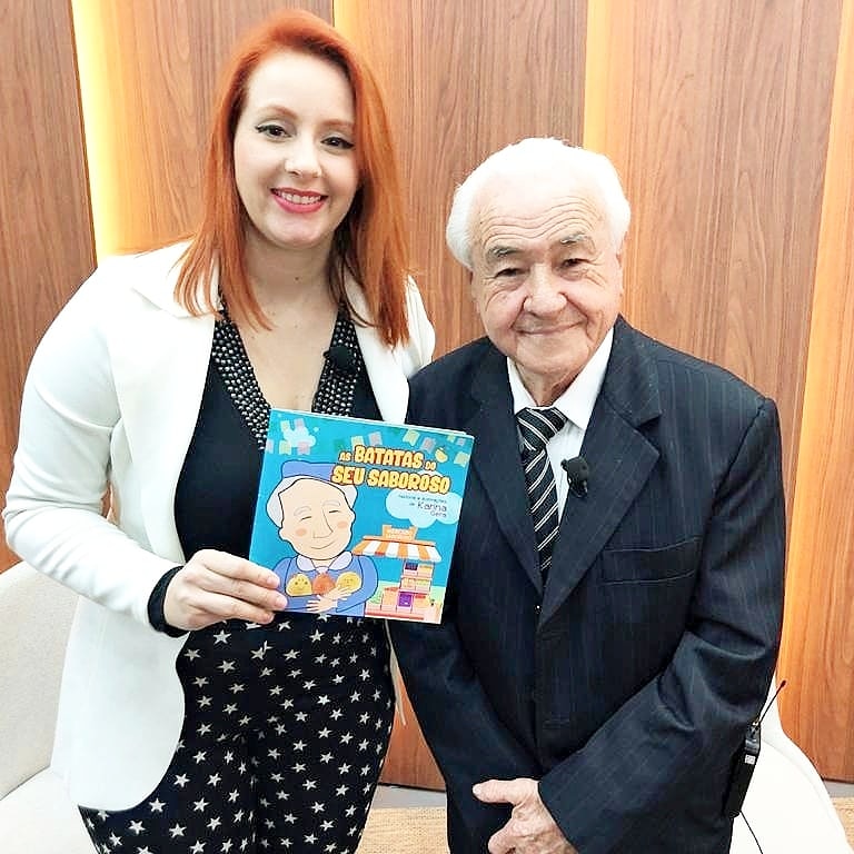 Karina Gera e o comerciante Aparecido Maldonado Ponce, que inspirou o livro da autora (Foto: Divulgação)